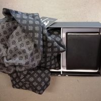 Completo da uomo con portafogli nero in pelle e sciarpa fantasia grigia