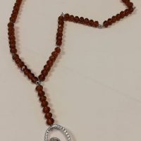 Collana handmade con ciondolo agata beige,  cristalli bronzo